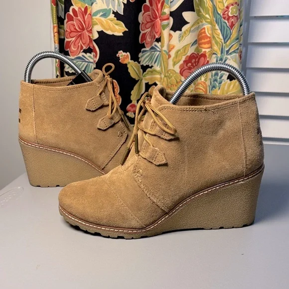 🎄SALE🎄TOMS 7.5 Wheat Brown Suede Leather Sherpa Wedge Ankle Desert Boots - Picture 2 of 8